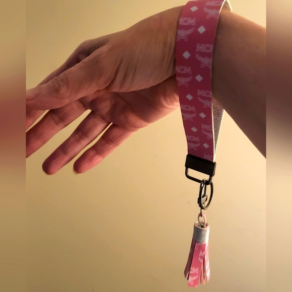 Designer Inspired Key Fob Wristlet 🎉2/$30🎉 - Picture 2 of 6